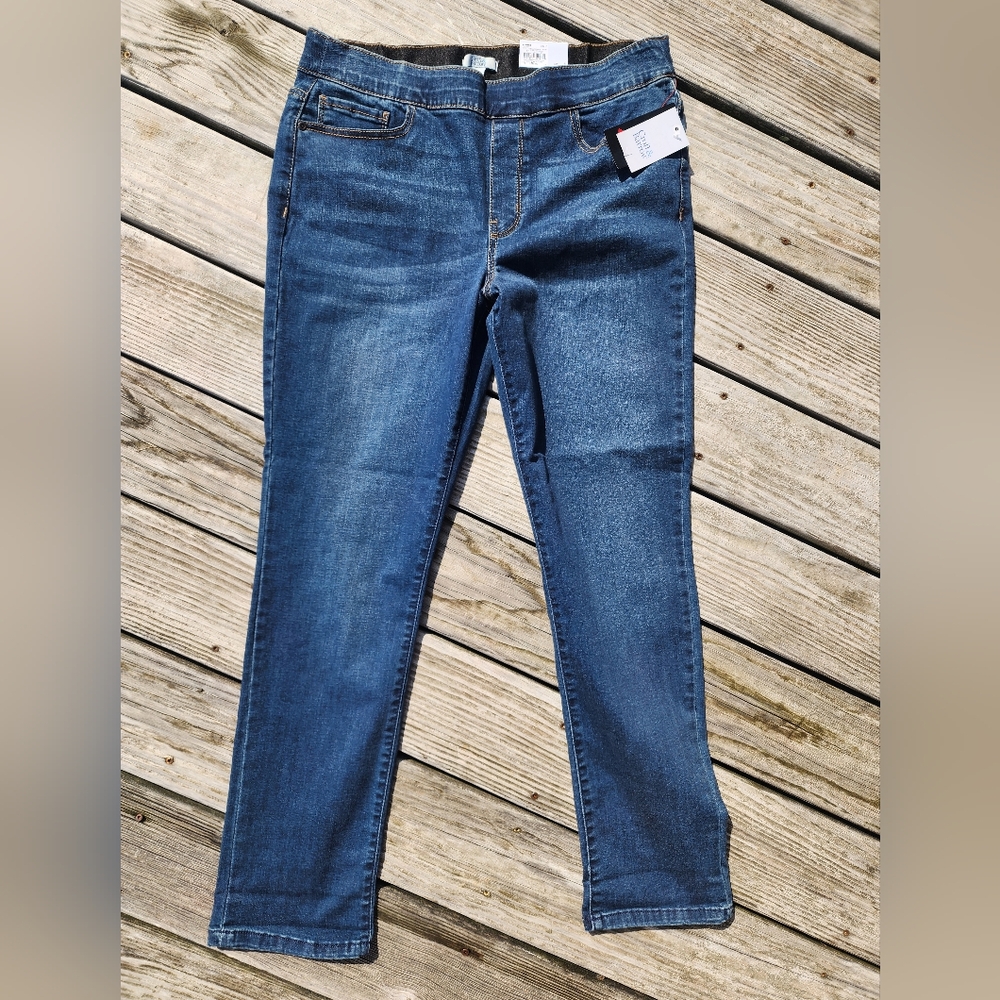 NWT- Croft & Barrow Women's Blue Straight Leg Jeans